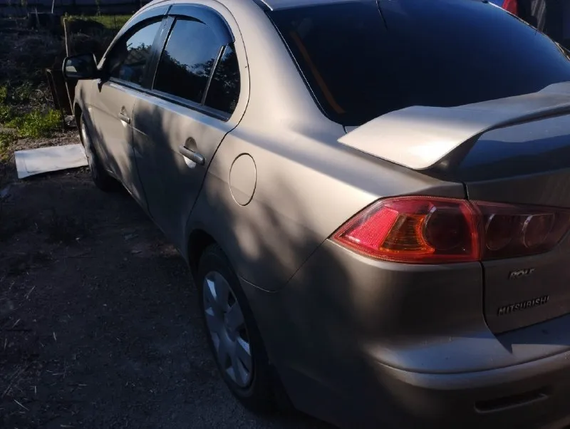 Продам mitsubishi 2008г. авто на отличном ходу. мотор 1.5 без масложера. коробка механика без вопросов. стеклоподъёмники на всех дверях. кондиционер работает отлично ноги мёрзнут. печка жарит. кузов на отлично. рабочая лошадка сел катайся куда угодно. автотека зелень кому надо скину. цена 530₽. возможен обмен с вашей доплатой. макеевка тел+79494003918. под машиной сухо ни капли масла. 📞 звоните: +7(949)4003918 - фотография - 3