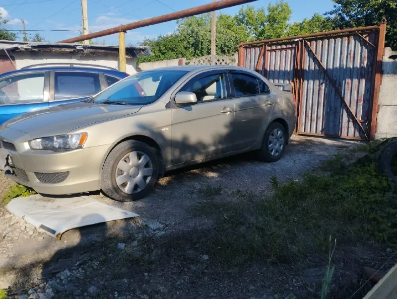 Продам mitsubishi 2008г. авто на отличном ходу. мотор 1.5 без масложера. коробка механика без вопросов. стеклоподъёмники на всех дверях. кондиционер работает отлично ноги мёрзнут. печка жарит. кузов на отлично. рабочая лошадка сел катайся куда угодно. автотека зелень кому надо скину. цена 530₽. возможен обмен с вашей доплатой. макеевка тел+79494003918. под машиной сухо ни капли масла. 📞 звоните: +7(949)4003918 - фотография - 5