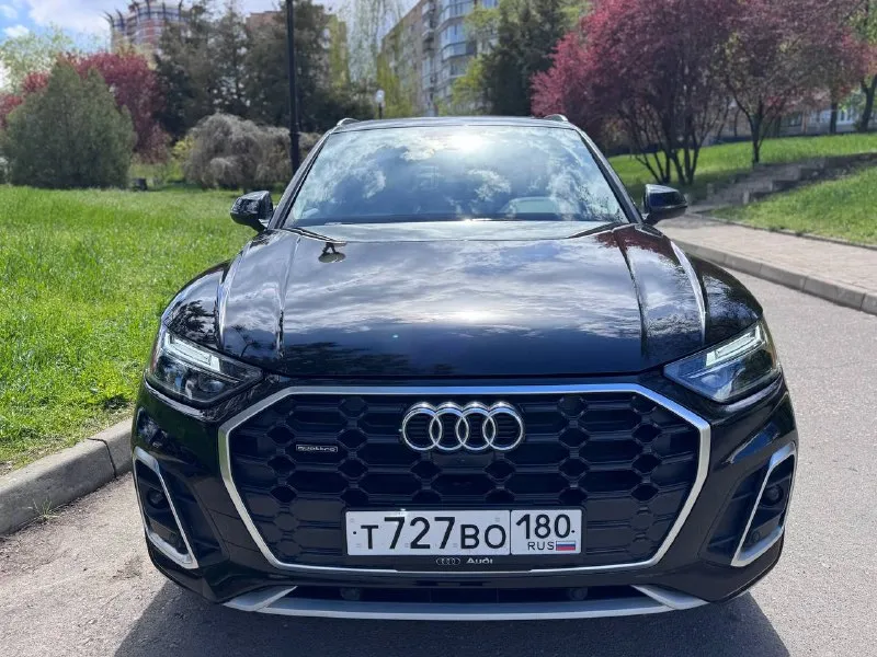 Audi q5 конец 2022 года 2.0 бензин 263 л. с. полный привод пробег 37 т км, по кузову вся целая s-line, диски р19, 2 компл резины, цифровая приборная панель, панорама, дистроник, удержание полосы, активный круиз-контроль, адаптивный свет, carplay, слепые зоны, бесключевой доступ, 3-х зонный климат и т. д. авто обслужено, заменены антифриз/все масла/ фильтры. руссифицирован, профессиональная полировка кузова с керамикой. я хозяин, продаю по доверенности, условия переоформления обсуждаются. цена 4,5 млн рублей и небольшой торг +79493145500 📞 звоните: +7(949)3145500 - фотография - 3
