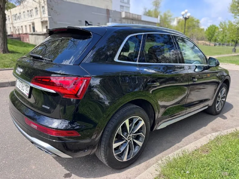 Audi q5 конец 2022 года 2.0 бензин 263 л. с. полный привод пробег 37 т км, по кузову вся целая s-line, диски р19, 2 компл резины, цифровая приборная панель, панорама, дистроник, удержание полосы, активный круиз-контроль, адаптивный свет, carplay, слепые зоны, бесключевой доступ, 3-х зонный климат и т. д. авто обслужено, заменены антифриз/все масла/ фильтры. руссифицирован, профессиональная полировка кузова с керамикой. я хозяин, продаю по доверенности, условия переоформления обсуждаются. цена 4,5 млн рублей и небольшой торг +79493145500 📞 звоните: +7(949)3145500 - фотография - 5