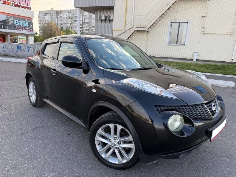 Nissan juke, 2012 г. двигатель 1.6л бензин, передний привод. родной пробег —167 000 км. автомобиль в хорошем состоянии: — кузов оцинкован, стекла оригинальные. — максимальная комплектация: кожаный салон, сигнализация star line с автозапуском, кнопка start stop, датчики света и дождя, двухзонный климат-контроль(холодит) мультируль, все 4 электростеклоподъемника, и др. — двигатель работает ровно, без посторонних шумов и ошибок. — коробка передач переключается четко, ходовая без стуков. — полностью обслужен, не требует дополнительных вложений. документы в полном порядке, техосмотр пройден, готов к постановке на учет. цена: 880 000 руб. город: донецк. телефон: +7 949 371-08-26 (есть мах, telegram). по запросу вышлем видеообзор автомобиля. 📲 tg: @oleg_bbb1 📞 звоните: +7(949)3710826 - фотография - 1