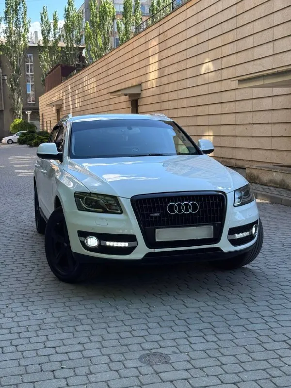 Audi q5 quattro / 2.0 tfsi / автомат / представляем вашему вниманию роскошный кроссовер, который сочетает в себе элегантность дизайна, передовые технологии. топовая комплектация: датчик слепых зон; электро-привод сидушек с подогревом; мульти-руль; круиз-контроль, датчик света/дождя; климат-контроль(кондиционер заправлен); бортовой компьютер; парктроники. выполнена полная вибро-шумоизоляция всего салона от пола до багажника, включительно зашумлены локеры передние. стоит дополнительно авто-планшет с carplay, так же был установлен starline. на 194 тыс. км был заменен двигатель на контрактный заводской сборки с пробегом 70 тыс. км, привезенный из-за границы(документы есть). сразу менялась горячая часть турбины, новые форсунки «bosch», удаление катализатора и установка даунпайп. 💰1 650 000₽ цена даже недообоснована вложенными средствами в автомобиль. все подробности при личной встречи на осмотре, или по телефону: +79490947391 осмотр: г. донецк - фотография - 1