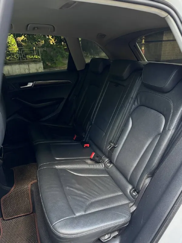 Audi q5 quattro / 2.0 tfsi / автомат / представляем вашему вниманию роскошный кроссовер, который сочетает в себе элегантность дизайна, передовые технологии. топовая комплектация: датчик слепых зон; электро-привод сидушек с подогревом; мульти-руль; круиз-контроль, датчик света/дождя; климат-контроль(кондиционер заправлен); бортовой компьютер; парктроники. выполнена полная вибро-шумоизоляция всего салона от пола до багажника, включительно зашумлены локеры передние. стоит дополнительно авто-планшет с carplay, так же был установлен starline. на 194 тыс. км был заменен двигатель на контрактный заводской сборки с пробегом 70 тыс. км, привезенный из-за границы(документы есть). сразу менялась горячая часть турбины, новые форсунки «bosch», удаление катализатора и установка даунпайп. 💰1 650 000₽ цена даже недообоснована вложенными средствами в автомобиль. все подробности при личной встречи на осмотре, или по телефону: +79490947391 осмотр: г. донецк - фотография - 10