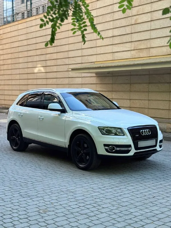 Audi q5 quattro / 2.0 tfsi / автомат / представляем вашему вниманию роскошный кроссовер, который сочетает в себе элегантность дизайна, передовые технологии. топовая комплектация: датчик слепых зон; электро-привод сидушек с подогревом; мульти-руль; круиз-контроль, датчик света/дождя; климат-контроль(кондиционер заправлен); бортовой компьютер; парктроники. выполнена полная вибро-шумоизоляция всего салона от пола до багажника, включительно зашумлены локеры передние. стоит дополнительно авто-планшет с carplay, так же был установлен starline. на 194 тыс. км был заменен двигатель на контрактный заводской сборки с пробегом 70 тыс. км, привезенный из-за границы(документы есть). сразу менялась горячая часть турбины, новые форсунки «bosch», удаление катализатора и установка даунпайп. 💰1 650 000₽ цена даже недообоснована вложенными средствами в автомобиль. все подробности при личной встречи на осмотре, или по телефону: +79490947391 осмотр: г. донецк - фотография - 2