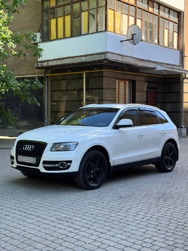 Audi q5 quattro / 2.0 tfsi / автомат / представляем вашему вниманию роскошный кроссовер, который сочетает в себе элегантность дизайна, передовые технологии. топовая комплектация: датчик слепых зон; электро-привод сидушек с подогревом; мульти-руль; круиз-контроль, датчик света/дождя; климат-контроль(кондиционер заправлен); бортовой компьютер; парктроники. выполнена полная вибро-шумоизоляция всего салона от пола до багажника, включительно зашумлены локеры передние. стоит дополнительно авто-планшет с carplay, так же был установлен starline. на 194 тыс. км был заменен двигатель на контрактный заводской сборки с пробегом 70 тыс. км, привезенный из-за границы(документы есть). сразу менялась горячая часть турбины, новые форсунки «bosch», удаление катализатора и установка даунпайп. 💰1 650 000₽ цена даже недообоснована вложенными средствами в автомобиль. все подробности при личной встречи на осмотре, или по телефону: +79490947391 осмотр: г. донецк - фотография - 3