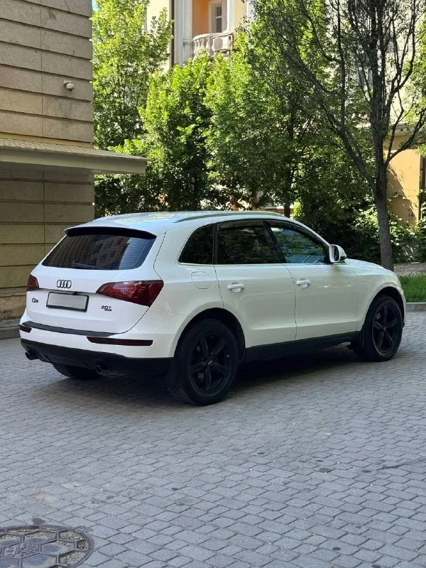 Audi q5 quattro / 2.0 tfsi / автомат / представляем вашему вниманию роскошный кроссовер, который сочетает в себе элегантность дизайна, передовые технологии. топовая комплектация: датчик слепых зон; электро-привод сидушек с подогревом; мульти-руль; круиз-контроль, датчик света/дождя; климат-контроль(кондиционер заправлен); бортовой компьютер; парктроники. выполнена полная вибро-шумоизоляция всего салона от пола до багажника, включительно зашумлены локеры передние. стоит дополнительно авто-планшет с carplay, так же был установлен starline. на 194 тыс. км был заменен двигатель на контрактный заводской сборки с пробегом 70 тыс. км, привезенный из-за границы(документы есть). сразу менялась горячая часть турбины, новые форсунки «bosch», удаление катализатора и установка даунпайп. 💰1 650 000₽ цена даже недообоснована вложенными средствами в автомобиль. все подробности при личной встречи на осмотре, или по телефону: +79490947391 осмотр: г. донецк - фотография - 4