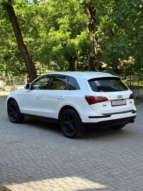 Audi q5 quattro / 2.0 tfsi / автомат / представляем вашему вниманию роскошный кроссовер, который сочетает в себе элегантность дизайна, передовые технологии. топовая комплектация: датчик слепых зон; электро-привод сидушек с подогревом; мульти-руль; круиз-контроль, датчик света/дождя; климат-контроль(кондиционер заправлен); бортовой компьютер; парктроники. выполнена полная вибро-шумоизоляция всего салона от пола до багажника, включительно зашумлены локеры передние. стоит дополнительно авто-планшет с carplay, так же был установлен starline. на 194 тыс. км был заменен двигатель на контрактный заводской сборки с пробегом 70 тыс. км, привезенный из-за границы(документы есть). сразу менялась горячая часть турбины, новые форсунки «bosch», удаление катализатора и установка даунпайп. 💰1 650 000₽ цена даже недообоснована вложенными средствами в автомобиль. все подробности при личной встречи на осмотре, или по телефону: +79490947391 осмотр: г. донецк - фотография - 5