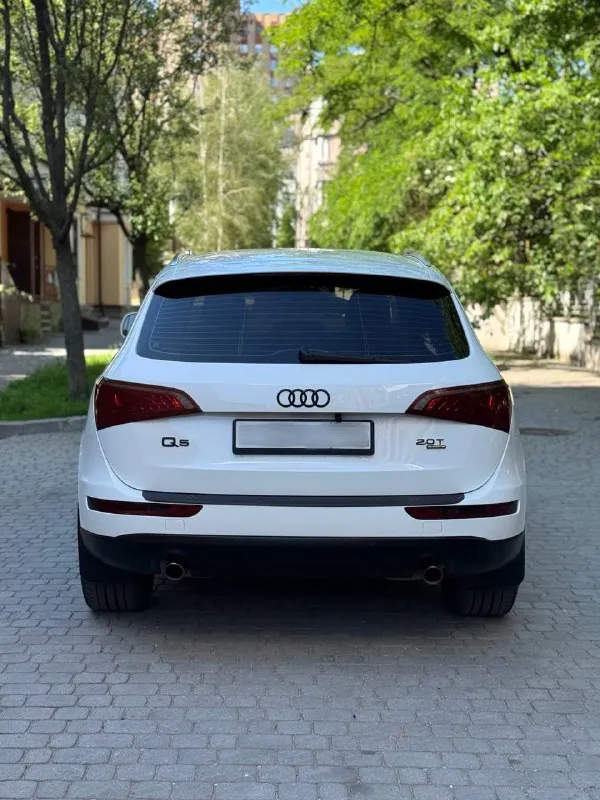 Audi q5 quattro / 2.0 tfsi / автомат / представляем вашему вниманию роскошный кроссовер, который сочетает в себе элегантность дизайна, передовые технологии. топовая комплектация: датчик слепых зон; электро-привод сидушек с подогревом; мульти-руль; круиз-контроль, датчик света/дождя; климат-контроль(кондиционер заправлен); бортовой компьютер; парктроники. выполнена полная вибро-шумоизоляция всего салона от пола до багажника, включительно зашумлены локеры передние. стоит дополнительно авто-планшет с carplay, так же был установлен starline. на 194 тыс. км был заменен двигатель на контрактный заводской сборки с пробегом 70 тыс. км, привезенный из-за границы(документы есть). сразу менялась горячая часть турбины, новые форсунки «bosch», удаление катализатора и установка даунпайп. 💰1 650 000₽ цена даже недообоснована вложенными средствами в автомобиль. все подробности при личной встречи на осмотре, или по телефону: +79490947391 осмотр: г. донецк - фотография - 6