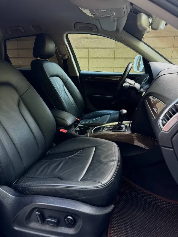 Audi q5 quattro / 2.0 tfsi / автомат / представляем вашему вниманию роскошный кроссовер, который сочетает в себе элегантность дизайна, передовые технологии. топовая комплектация: датчик слепых зон; электро-привод сидушек с подогревом; мульти-руль; круиз-контроль, датчик света/дождя; климат-контроль(кондиционер заправлен); бортовой компьютер; парктроники. выполнена полная вибро-шумоизоляция всего салона от пола до багажника, включительно зашумлены локеры передние. стоит дополнительно авто-планшет с carplay, так же был установлен starline. на 194 тыс. км был заменен двигатель на контрактный заводской сборки с пробегом 70 тыс. км, привезенный из-за границы(документы есть). сразу менялась горячая часть турбины, новые форсунки «bosch», удаление катализатора и установка даунпайп. 💰1 650 000₽ цена даже недообоснована вложенными средствами в автомобиль. все подробности при личной встречи на осмотре, или по телефону: +79490947391 осмотр: г. донецк - фотография - 8