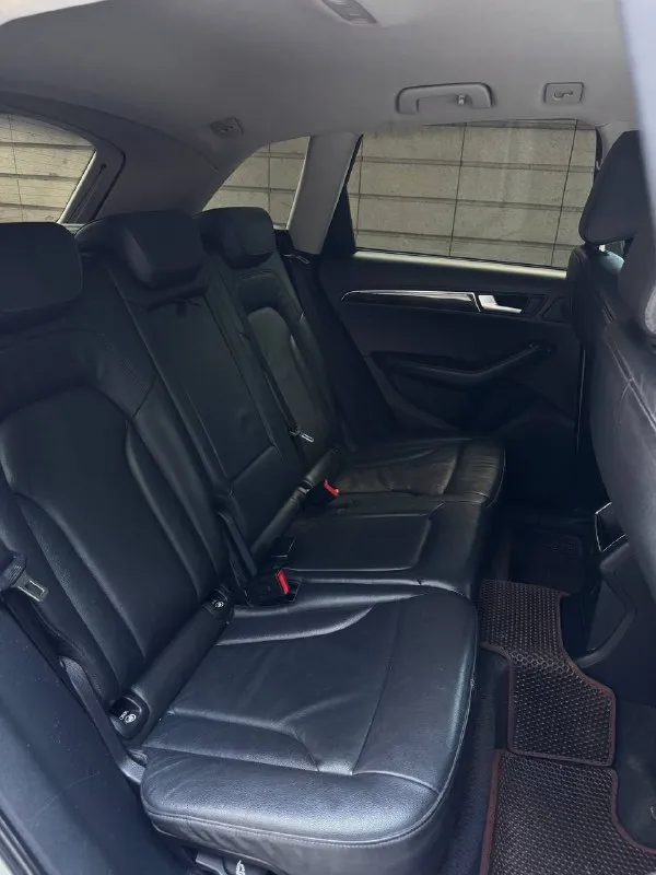 Audi q5 quattro / 2.0 tfsi / автомат / представляем вашему вниманию роскошный кроссовер, который сочетает в себе элегантность дизайна, передовые технологии. топовая комплектация: датчик слепых зон; электро-привод сидушек с подогревом; мульти-руль; круиз-контроль, датчик света/дождя; климат-контроль(кондиционер заправлен); бортовой компьютер; парктроники. выполнена полная вибро-шумоизоляция всего салона от пола до багажника, включительно зашумлены локеры передние. стоит дополнительно авто-планшет с carplay, так же был установлен starline. на 194 тыс. км был заменен двигатель на контрактный заводской сборки с пробегом 70 тыс. км, привезенный из-за границы(документы есть). сразу менялась горячая часть турбины, новые форсунки «bosch», удаление катализатора и установка даунпайп. 💰1 650 000₽ цена даже недообоснована вложенными средствами в автомобиль. все подробности при личной встречи на осмотре, или по телефону: +79490947391 осмотр: г. донецк - фотография - 9
