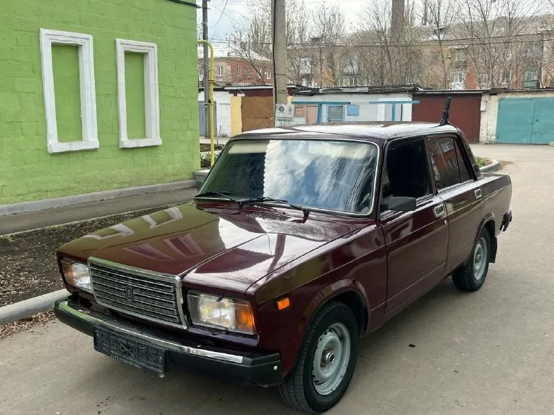 Всем доброго времени суток продаю свою ваз 2107. год 2008 1 хозяин автомобиль в отличном состояние без вложений сел и поехал двигатель инжектор работает тихо не троит не дымит масло не расходует. коробочка 5 ступка. включает без хрустов и вылетов. ходовая часть мячик не стучит не гремит мост не воет по кузову без гнили и дыр ! дно пороги все целое дно не варилось её родное как должно и быть стаканы лонжероны всё на месте автомобиль без дтп все заводские швы точки на месте ! салон чистый опрятный не прокуренный. резина r13 лето все остальные вопросы. по телефону цена авто 175к торг у капота интересует обмен связь со мной +7 (949) 6796004 звоните 📞 звоните: +7(949)6796004 - фотография - 1
