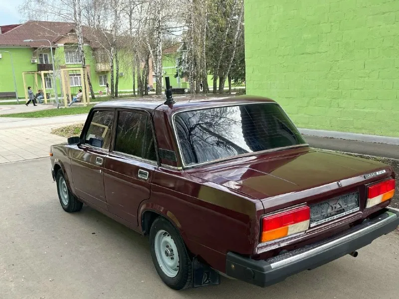 Всем доброго времени суток продаю свою ваз 2107. год 2008 1 хозяин автомобиль в отличном состояние без вложений сел и поехал двигатель инжектор работает тихо не троит не дымит масло не расходует. коробочка 5 ступка. включает без хрустов и вылетов. ходовая часть мячик не стучит не гремит мост не воет по кузову без гнили и дыр ! дно пороги все целое дно не варилось её родное как должно и быть стаканы лонжероны всё на месте автомобиль без дтп все заводские швы точки на месте ! салон чистый опрятный не прокуренный. резина r13 лето все остальные вопросы. по телефону цена авто 175к торг у капота интересует обмен связь со мной +7 (949) 6796004 звоните 📞 звоните: +7(949)6796004 - фотография - 2