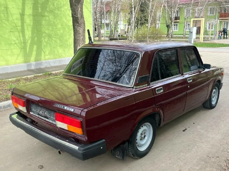 Всем доброго времени суток продаю свою ваз 2107. год 2008 1 хозяин автомобиль в отличном состояние без вложений сел и поехал двигатель инжектор работает тихо не троит не дымит масло не расходует. коробочка 5 ступка. включает без хрустов и вылетов. ходовая часть мячик не стучит не гремит мост не воет по кузову без гнили и дыр ! дно пороги все целое дно не варилось её родное как должно и быть стаканы лонжероны всё на месте автомобиль без дтп все заводские швы точки на месте ! салон чистый опрятный не прокуренный. резина r13 лето все остальные вопросы. по телефону цена авто 175к торг у капота интересует обмен связь со мной +7 (949) 6796004 звоните 📞 звоните: +7(949)6796004 - фотография - 3