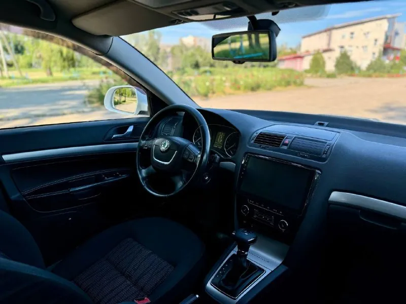 🇨🇿 skoda octavia a5 💰цена: 900 000р 🏢город: мариуполь 📅год выпуска: 2010 🧾пробег: 211 559км. ⚙️двигатель: 1.6 ⛽топливо: бензин ⚙️кпп: автомат 📞 телефон: +7-949-551-91-52 +7-949-727-41-51 +7-989-263-55-56 💾 описание: продам легенду донба. .. кузов лифтбек ✅ ни намёка на коррозию ✅ отличное состояние как внешне, так и технически ✅ отличная комплектация: двух зонный климат-контроль, кожаный руль, линзы, подогрев передних сидений, электро-зеркала с подогревом, все электро стёкла, abs, airbag, бортовой компьютер, гидроусилитель руля, регулировка сидений водителя и пассажира по высоте, красивые литые диски audi, android магнитола с камерой заднего вида улица шевченко 2️⃣6️⃣9️⃣ ➕автомобиль с пройденным техническим осмотром и готов к переоформлению. 🏦 возможна продажа в кредит по двум документам. - фотография - 9