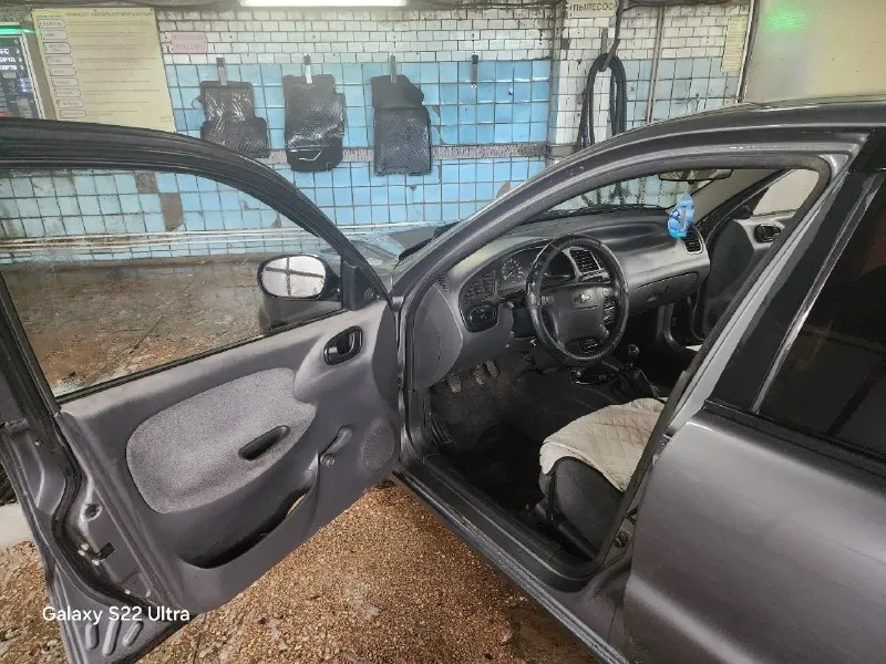 Продам chevrolet ланос 1.5,газ/бензин, проб 275000 есть только гур, по кузову косяки, технически полностью исправен довезет хоть до луны, ходовая передня практически новая, ремень, помпу заменили 3тыс назад, все светиться моргает, цена 170тыс торг тел:79495596578 снежное 📞 звоните: +7(949)5596578 - фотография - 3