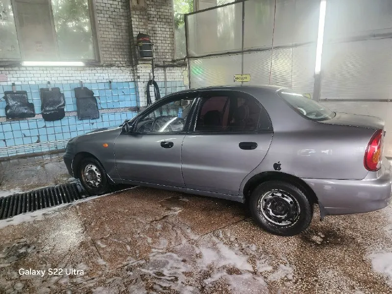 Продам chevrolet ланос 1.5,газ/бензин, проб 275000 есть только гур, по кузову косяки, технически полностью исправен довезет хоть до луны, ходовая передня практически новая, ремень, помпу заменили 3тыс назад, все светиться моргает, цена 170тыс торг тел:79495596578 снежное 📞 звоните: +7(949)5596578 - фотография - 4