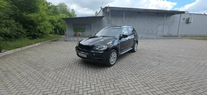 Продам bmw х5 е70 3.0 бензин на 306 л. с 2011г рестайлинг комплектация:чёрный салон, электро зеркала, электро багажник, электро руль, подогрев руля и все сиденья, панорама, проекция на лобовое салон ухоженный два комплекта резины зима, лето два ключа любые проверки на сто за ваш счёт приветствуются кто приедет смотреть авто будет сам удивлён машина в очень хорошем состоянии цена 2🍋 торг будет возле капота. номер для связи +79497548410 на этом номере и телеграмм. +7 989 725-87-92 макс донецк, макеевка 📞 звоните: +7(949)7548410 - фотография - 2