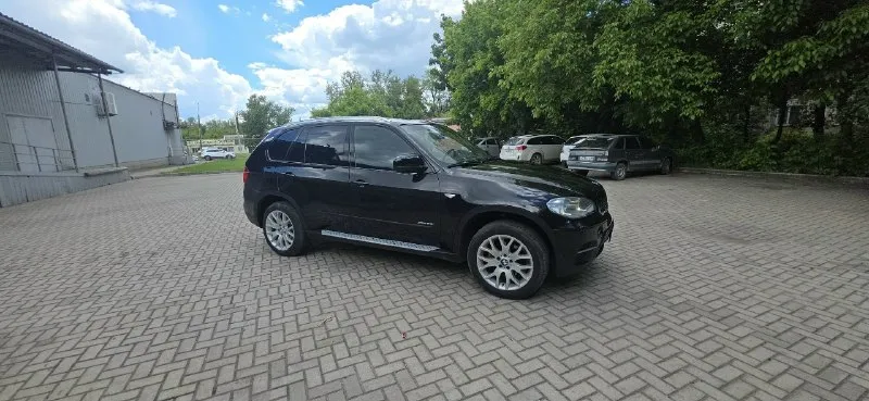 Продам bmw х5 е70 3.0 бензин на 306 л. с 2011г рестайлинг комплектация:чёрный салон, электро зеркала, электро багажник, электро руль, подогрев руля и все сиденья, панорама, проекция на лобовое салон ухоженный два комплекта резины зима, лето два ключа любые проверки на сто за ваш счёт приветствуются кто приедет смотреть авто будет сам удивлён машина в очень хорошем состоянии цена 2🍋 торг будет возле капота. номер для связи +79497548410 на этом номере и телеграмм. +7 989 725-87-92 макс донецк, макеевка 📞 звоните: +7(949)7548410 - фотография - 3