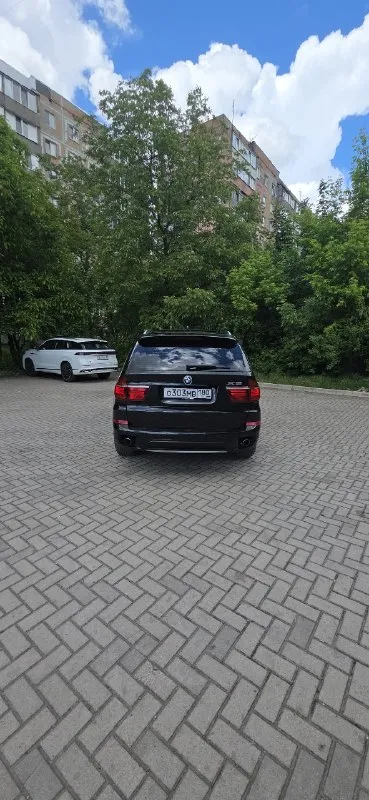 Продам bmw х5 е70 3.0 бензин на 306 л. с 2011г рестайлинг комплектация:чёрный салон, электро зеркала, электро багажник, электро руль, подогрев руля и все сиденья, панорама, проекция на лобовое салон ухоженный два комплекта резины зима, лето два ключа любые проверки на сто за ваш счёт приветствуются кто приедет смотреть авто будет сам удивлён машина в очень хорошем состоянии цена 2🍋 торг будет возле капота. номер для связи +79497548410 на этом номере и телеграмм. +7 989 725-87-92 макс донецк, макеевка 📞 звоните: +7(949)7548410 - фотография - 4