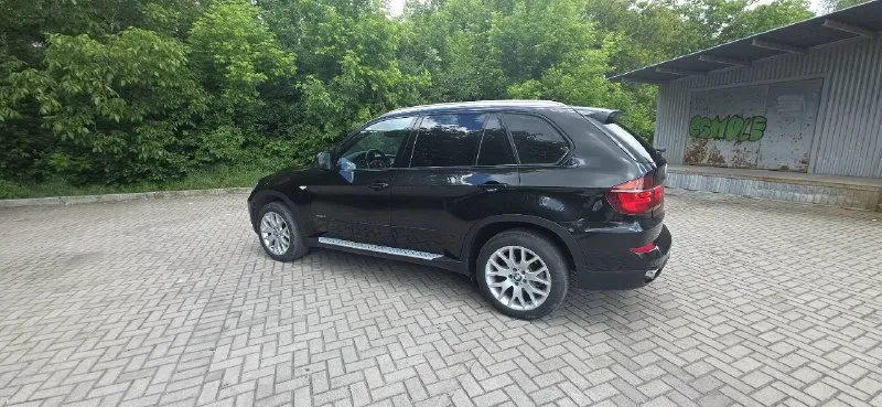 Продам bmw х5 е70 3.0 бензин на 306 л. с 2011г рестайлинг комплектация:чёрный салон, электро зеркала, электро багажник, электро руль, подогрев руля и все сиденья, панорама, проекция на лобовое салон ухоженный два комплекта резины зима, лето два ключа любые проверки на сто за ваш счёт приветствуются кто приедет смотреть авто будет сам удивлён машина в очень хорошем состоянии цена 2🍋 торг будет возле капота. номер для связи +79497548410 на этом номере и телеграмм. +7 989 725-87-92 макс донецк, макеевка 📞 звоните: +7(949)7548410 - фотография - 5