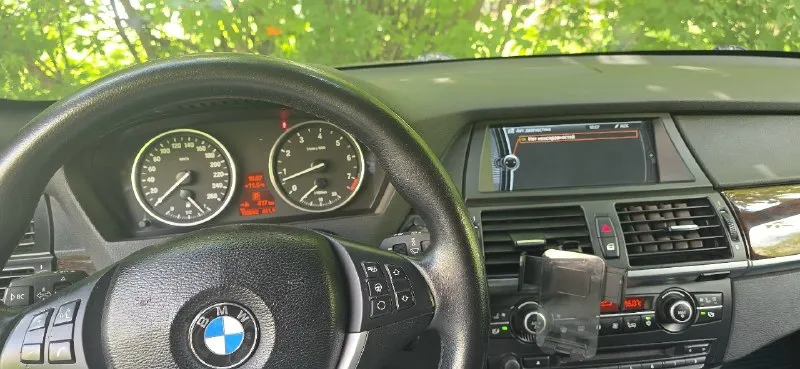Продам bmw х5 е70 3.0 бензин на 306 л. с 2011г рестайлинг комплектация:чёрный салон, электро зеркала, электро багажник, электро руль, подогрев руля и все сиденья, панорама, проекция на лобовое салон ухоженный два комплекта резины зима, лето два ключа любые проверки на сто за ваш счёт приветствуются кто приедет смотреть авто будет сам удивлён машина в очень хорошем состоянии цена 2🍋 торг будет возле капота. номер для связи +79497548410 на этом номере и телеграмм. +7 989 725-87-92 макс донецк, макеевка 📞 звоните: +7(949)7548410 - фотография - 6