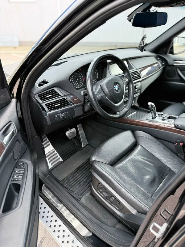 Продам bmw х5 е70 3.0 бензин на 306 л. с 2011г рестайлинг комплектация:чёрный салон, электро зеркала, электро багажник, электро руль, подогрев руля и все сиденья, панорама, проекция на лобовое салон ухоженный два комплекта резины зима, лето два ключа любые проверки на сто за ваш счёт приветствуются кто приедет смотреть авто будет сам удивлён машина в очень хорошем состоянии цена 2🍋 торг будет возле капота. номер для связи +79497548410 на этом номере и телеграмм. +7 989 725-87-92 макс донецк, макеевка 📞 звоните: +7(949)7548410 - фотография - 8