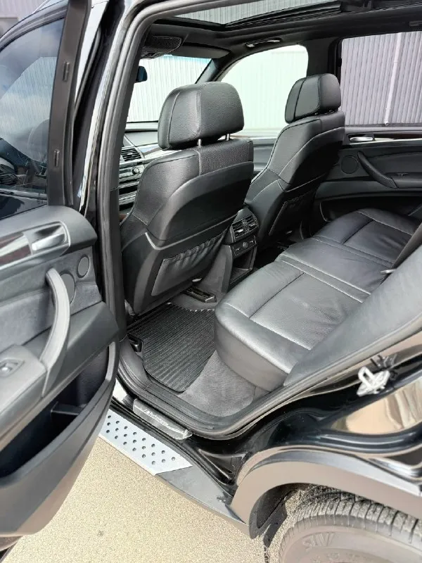 Продам bmw х5 е70 3.0 бензин на 306 л. с 2011г рестайлинг комплектация:чёрный салон, электро зеркала, электро багажник, электро руль, подогрев руля и все сиденья, панорама, проекция на лобовое салон ухоженный два комплекта резины зима, лето два ключа любые проверки на сто за ваш счёт приветствуются кто приедет смотреть авто будет сам удивлён машина в очень хорошем состоянии цена 2🍋 торг будет возле капота. номер для связи +79497548410 на этом номере и телеграмм. +7 989 725-87-92 макс донецк, макеевка 📞 звоните: +7(949)7548410 - фотография - 9