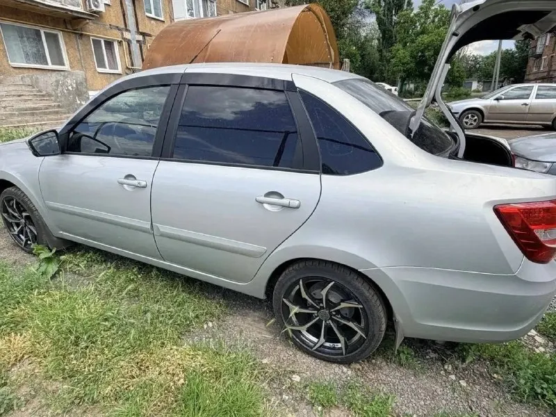 Продам лада гранта комфорт 2021года, пробег родной 56.000км, я собственник, машина покупалась новой в автосалоне, мотор 1.6 работает ровно, масло менялось каждые 4-7т км, 106л. с, мкп 5-ти ступка, не хрустит, не выбивает, машина в очень хорошем состоянии за машиной следил денег не жалел, в машине есть: кондиционер, круиз контроль, подогрев сидений, передние стеклоподьемники, установлена хорошая музыка, птф линзы(ближний дальний), сигнализация с автозапуском starline a93, салон ухоженный, установлены новые тормозные диски с вентиляцией и перфорацией, так же установлены новые колодки, днище у машины обработано, машина прошита на stage 1, есть 2 комплекта колес: ление 16 с новой резиной, зимние 15 с новой резиной, есть мелкие сколы на передней части авто, машиной будите довольны. машина находится в донецке. цена:800.000 (торг) тел:+79493951710 максим телеграм:+79493951710 максим max:+79493951710 максим - фотография - 1