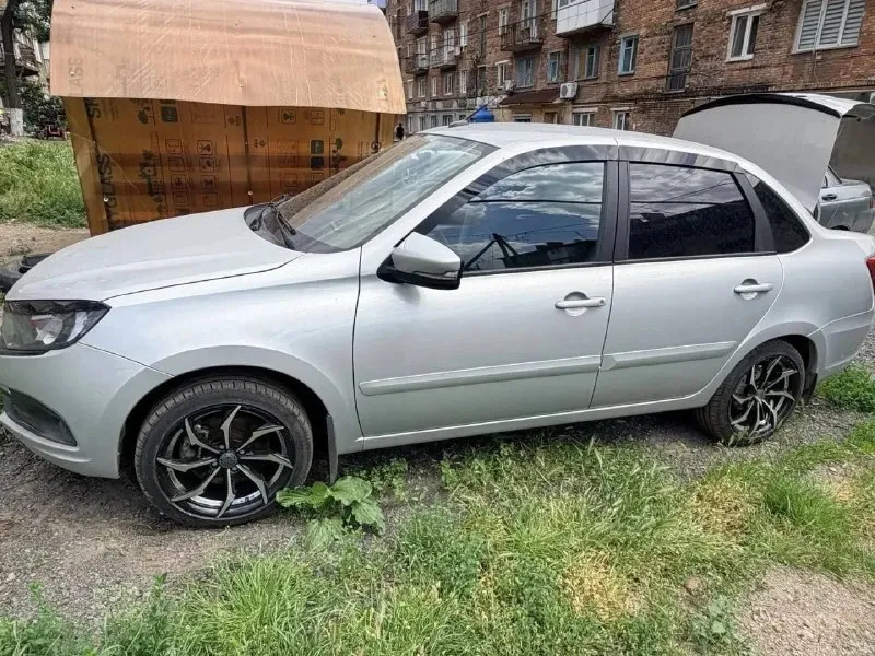 Продам лада гранта комфорт 2021года, пробег родной 56.000км, я собственник, машина покупалась новой в автосалоне, мотор 1.6 работает ровно, масло менялось каждые 4-7т км, 106л. с, мкп 5-ти ступка, не хрустит, не выбивает, машина в очень хорошем состоянии за машиной следил денег не жалел, в машине есть: кондиционер, круиз контроль, подогрев сидений, передние стеклоподьемники, установлена хорошая музыка, птф линзы(ближний дальний), сигнализация с автозапуском starline a93, салон ухоженный, установлены новые тормозные диски с вентиляцией и перфорацией, так же установлены новые колодки, днище у машины обработано, машина прошита на stage 1, есть 2 комплекта колес: ление 16 с новой резиной, зимние 15 с новой резиной, есть мелкие сколы на передней части авто, машиной будите довольны. машина находится в донецке. цена:800.000 (торг) тел:+79493951710 максим телеграм:+79493951710 максим max:+79493951710 максим - фотография - 6