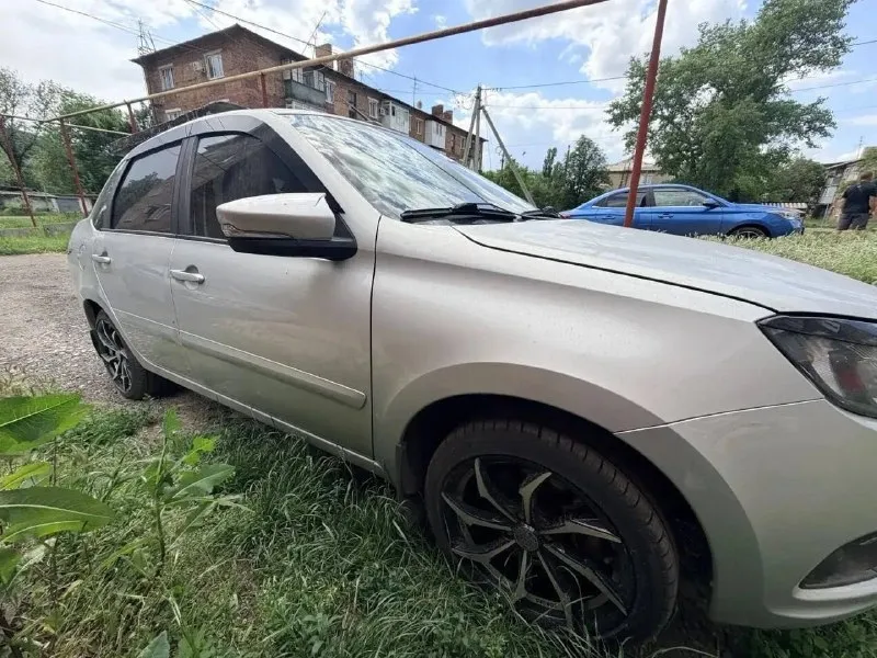 Продам лада гранта комфорт 2021года, пробег родной 56.000км, я собственник, машина покупалась новой в автосалоне, мотор 1.6 работает ровно, масло менялось каждые 4-7т км, 106л. с, мкп 5-ти ступка, не хрустит, не выбивает, машина в очень хорошем состоянии за машиной следил денег не жалел, в машине есть: кондиционер, круиз контроль, подогрев сидений, передние стеклоподьемники, установлена хорошая музыка, птф линзы(ближний дальний), сигнализация с автозапуском starline a93, салон ухоженный, установлены новые тормозные диски с вентиляцией и перфорацией, так же установлены новые колодки, днище у машины обработано, машина прошита на stage 1, есть 2 комплекта колес: ление 16 с новой резиной, зимние 15 с новой резиной, есть мелкие сколы на передней части авто, машиной будите довольны. машина находится в донецке. цена:800.000 (торг) тел:+79493951710 максим телеграм:+79493951710 максим max:+79493951710 максим - фотография - 8