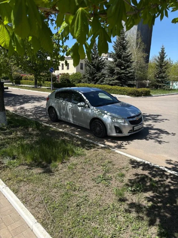 Продам chevrolet cruze 2013г.
Двигатель : 1.8 бензин
Коробка : акпп
Автомобиль ежедневно эксплуатируется, все то вовремя, поменяно : 2 подушки двигателя, новый аккумулятор, на 220.000 поменян комплект грм, сальник коленвала. Так же сальник распредвала, обслужен генератор, радиатор и патрубки, прокладка клапанной крышки. Все подтверждающие документы есть.
Пробег реальный : 249.000 км.
По комплектации : 4 эл. Стеклоподъемника, эл. Регулировка зеркал, кондиционер, монитор, мульти-руль. 2 комплекта резины. Камера заднего вида. Bluetooth, aux, esp, abs.
Есть возрастные царапки по кузову, и прилетел скол пошла трещина по лобовому, на это изначально торг.
Неплохие номера в подарок !
Цена : 870.000 хороший торг.
Осмотр : г. Макеевка
Телефон : +79498170777 - фотография - 3