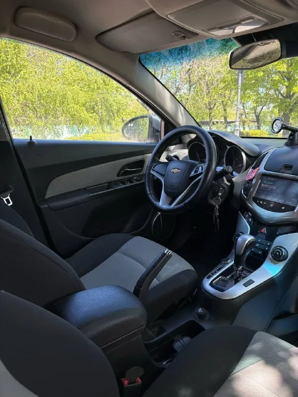 Продам chevrolet cruze 2013г.
Двигатель : 1.8 бензин
Коробка : акпп
Автомобиль ежедневно эксплуатируется, все то вовремя, поменяно : 2 подушки двигателя, новый аккумулятор, на 220.000 поменян комплект грм, сальник коленвала. Так же сальник распредвала, обслужен генератор, радиатор и патрубки, прокладка клапанной крышки. Все подтверждающие документы есть.
Пробег реальный : 249.000 км.
По комплектации : 4 эл. Стеклоподъемника, эл. Регулировка зеркал, кондиционер, монитор, мульти-руль. 2 комплекта резины. Камера заднего вида. Bluetooth, aux, esp, abs.
Есть возрастные царапки по кузову, и прилетел скол пошла трещина по лобовому, на это изначально торг.
Неплохие номера в подарок !
Цена : 870.000 хороший торг.
Осмотр : г. Макеевка
Телефон : +79498170777 - фотография - 6
