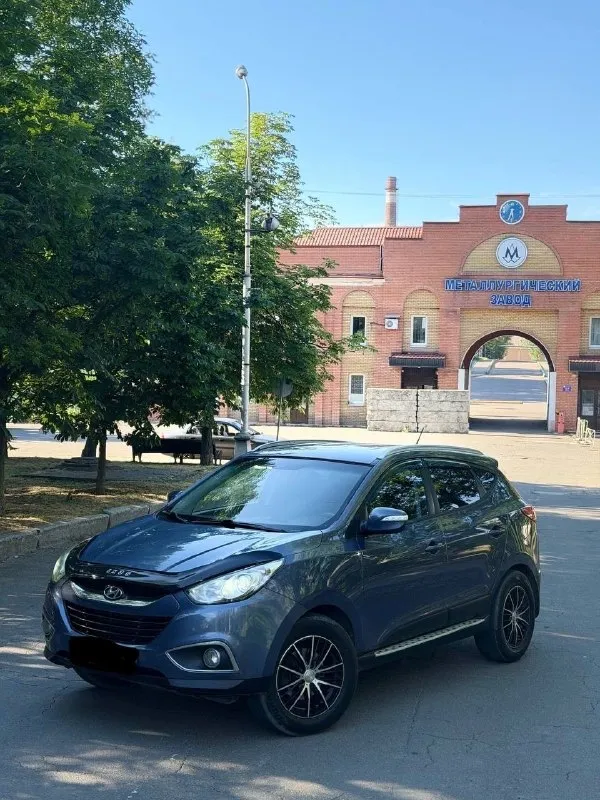 💥 hyundai ix35 2012 год, в родном окрасе! мотор 2.0 в отличном состоянии. надежный автомат, полный привод 🔥 автомобиль ухожен, едет уверенно, все узлы работают без нареканий. салон в очень достойном состоянии. машина без вложений и проблем. 📍осмотр: г. донецк 🔄 возможен обмен 💳 возможна продажа в кредит 💰 цена: 1 060 000 ₽ ☎ +7 949 742-53-98 ☎ +7 949 374-95-82 📞 🇷🇺 звоните: +79497425398 - фотография - 1
