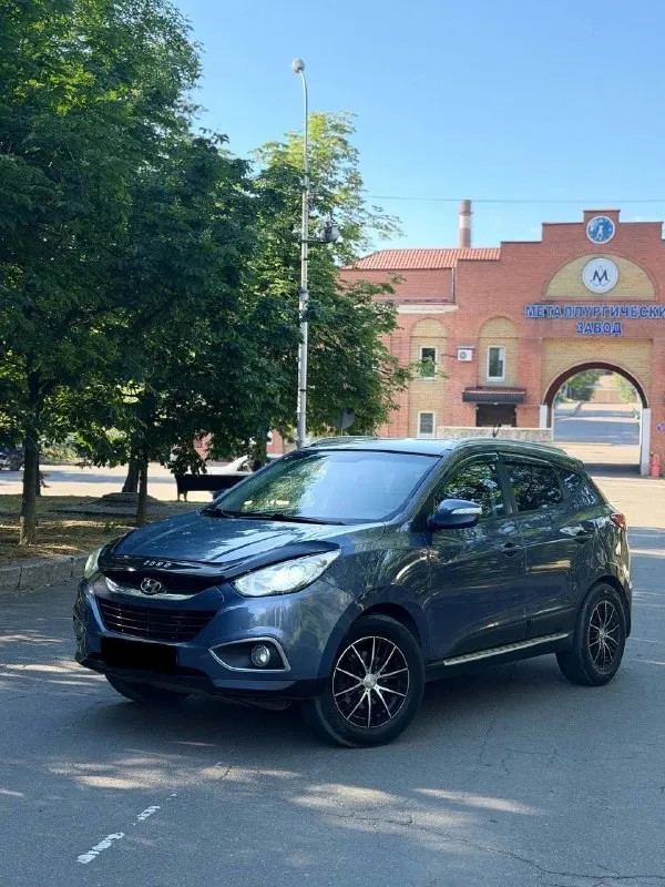 💥 hyundai ix35 2012 год, в родном окрасе! мотор 2.0 в отличном состоянии. надежный автомат, полный привод 🔥 автомобиль ухожен, едет уверенно, все узлы работают без нареканий. салон в очень достойном состоянии. машина без вложений и проблем. 📍осмотр: г. донецк 🔄 возможен обмен 💳 возможна продажа в кредит 💰 цена: 1 060 000 ₽ ☎ +7 949 742-53-98 ☎ +7 949 374-95-82 📞 🇷🇺 звоните: +79497425398 - фотография - 2