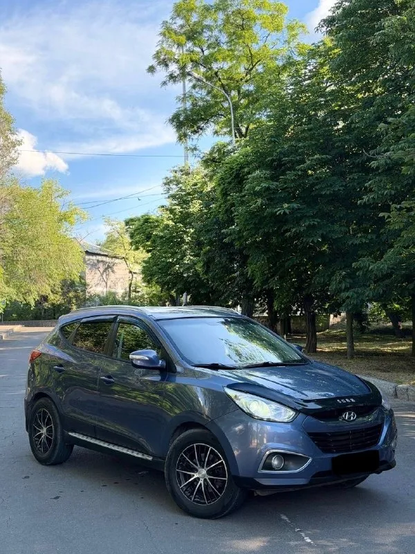 💥 hyundai ix35 2012 год, в родном окрасе! мотор 2.0 в отличном состоянии. надежный автомат, полный привод 🔥 автомобиль ухожен, едет уверенно, все узлы работают без нареканий. салон в очень достойном состоянии. машина без вложений и проблем. 📍осмотр: г. донецк 🔄 возможен обмен 💳 возможна продажа в кредит 💰 цена: 1 060 000 ₽ ☎ +7 949 742-53-98 ☎ +7 949 374-95-82 📞 🇷🇺 звоните: +79497425398 - фотография - 3