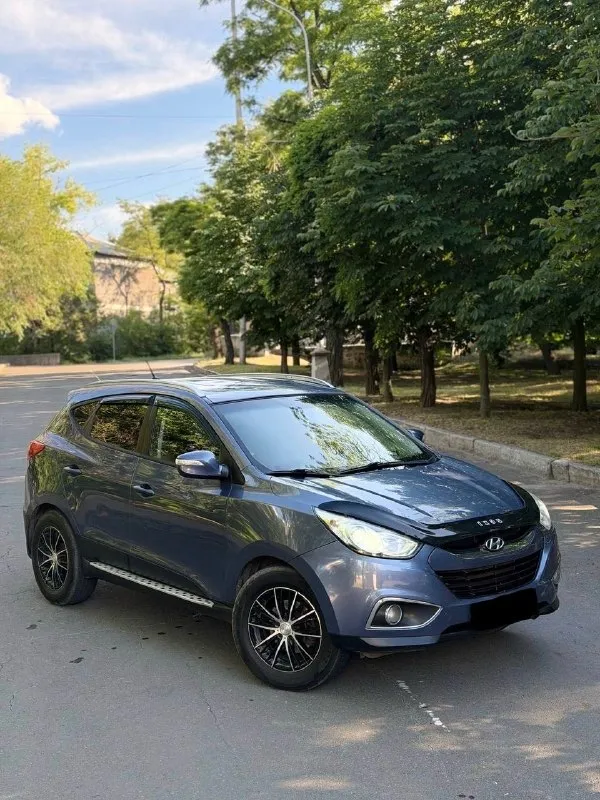 💥 hyundai ix35 2012 год, в родном окрасе! мотор 2.0 в отличном состоянии. надежный автомат, полный привод 🔥 автомобиль ухожен, едет уверенно, все узлы работают без нареканий. салон в очень достойном состоянии. машина без вложений и проблем. 📍осмотр: г. донецк 🔄 возможен обмен 💳 возможна продажа в кредит 💰 цена: 1 060 000 ₽ ☎ +7 949 742-53-98 ☎ +7 949 374-95-82 📞 🇷🇺 звоните: +79497425398 - фотография - 4