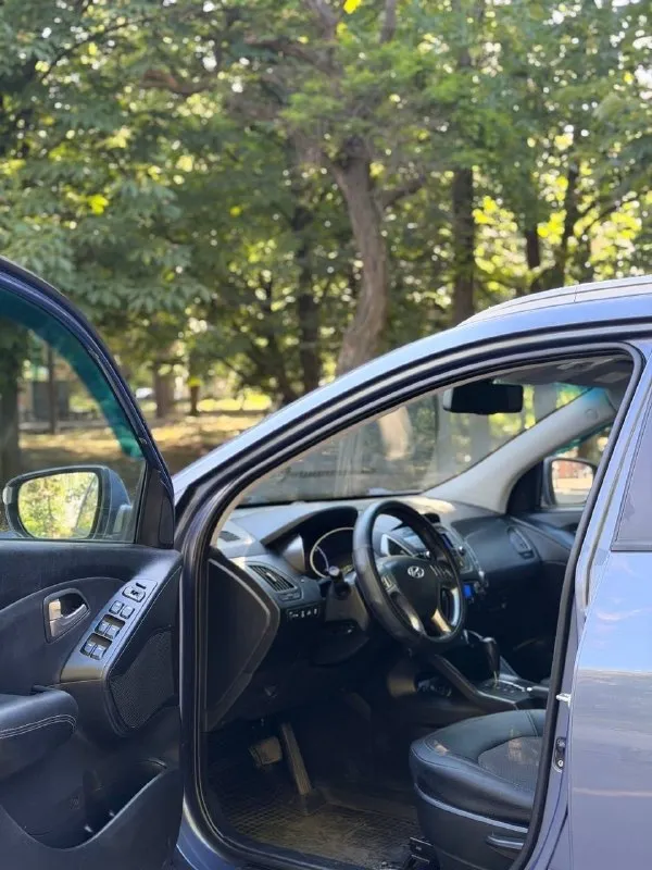 💥 hyundai ix35 2012 год, в родном окрасе! мотор 2.0 в отличном состоянии. надежный автомат, полный привод 🔥 автомобиль ухожен, едет уверенно, все узлы работают без нареканий. салон в очень достойном состоянии. машина без вложений и проблем. 📍осмотр: г. донецк 🔄 возможен обмен 💳 возможна продажа в кредит 💰 цена: 1 060 000 ₽ ☎ +7 949 742-53-98 ☎ +7 949 374-95-82 📞 🇷🇺 звоните: +79497425398 - фотография - 7