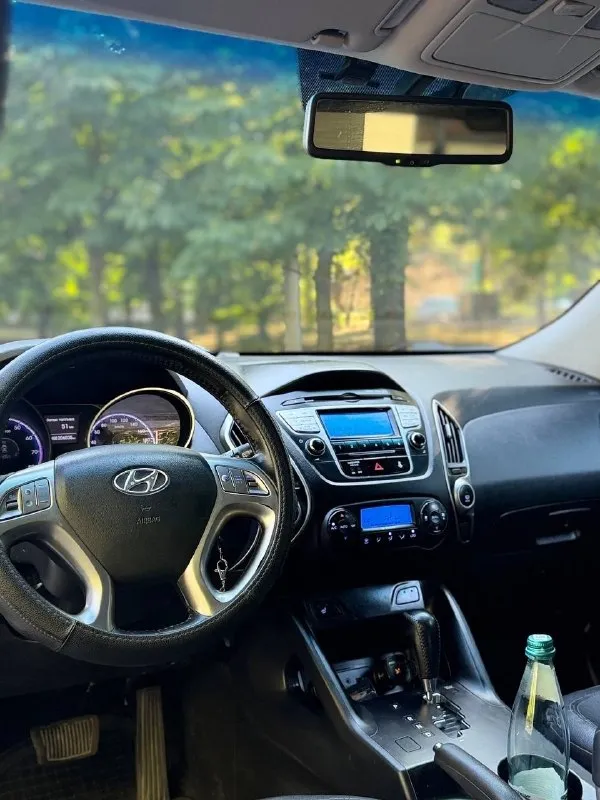 💥 hyundai ix35 2012 год, в родном окрасе! мотор 2.0 в отличном состоянии. надежный автомат, полный привод 🔥 автомобиль ухожен, едет уверенно, все узлы работают без нареканий. салон в очень достойном состоянии. машина без вложений и проблем. 📍осмотр: г. донецк 🔄 возможен обмен 💳 возможна продажа в кредит 💰 цена: 1 060 000 ₽ ☎ +7 949 742-53-98 ☎ +7 949 374-95-82 📞 🇷🇺 звоните: +79497425398 - фотография - 8