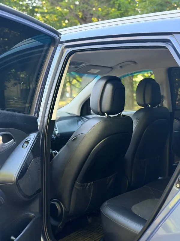 💥 hyundai ix35 2012 год, в родном окрасе! мотор 2.0 в отличном состоянии. надежный автомат, полный привод 🔥 автомобиль ухожен, едет уверенно, все узлы работают без нареканий. салон в очень достойном состоянии. машина без вложений и проблем. 📍осмотр: г. донецк 🔄 возможен обмен 💳 возможна продажа в кредит 💰 цена: 1 060 000 ₽ ☎ +7 949 742-53-98 ☎ +7 949 374-95-82 📞 🇷🇺 звоните: +79497425398 - фотография - 9