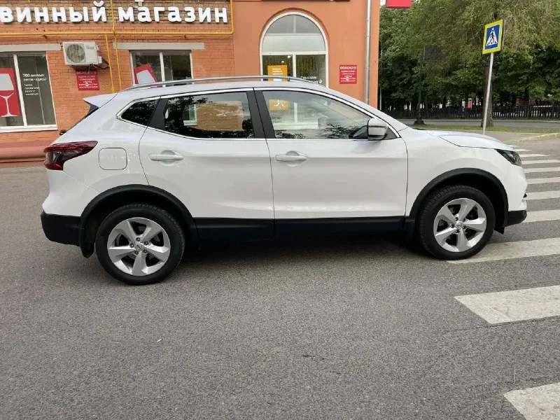 Nissan qashqai 2019г цена 1.600.000 торг 2.0i (147 л. с.) автоматическая привод fwd пробег 83 тыс один хозяин автомобиль куплен и обслуживается у официального дилера☝️ хорошая комплектация ✅полноцветный дисплей ✅салон кожа ✅круиз контроль ✅apple carplay ✅светодиодные фары ✅рейлинги на крыше ✅подогрев руля ✅подогрев сидений ✅2х зонный климат ✅датчики дождя и света ✅колеса r17 ✅электропривод зеркал ✅парктроники, камера заднего вида ✅мультируль ✅hands free, bluetooth ✅ 2 ключа ✅колёса зима и лето🎁 осмотр донецк тел: +79498239926 телеграмм макс +79161999908 📞 звоните: +7(949)8239926 - фотография - 9