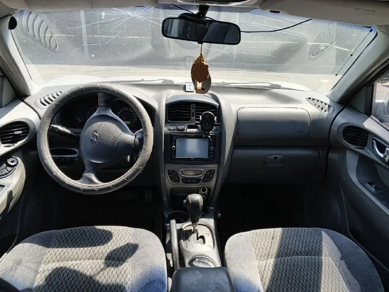 Продам автомобиль hyundai santa fe 2004г. в. собственник. двигатель 2,7; 173 л. с., бензин. номера 180 регион. двигатель после кап. ремонта, ходовка перебрана, новые тормоза, кондиционер нужно заправить, + комплект зимней резины на r17 с дисками в хорошем состоянии. есть проблемы с коробкой. цена 410 т. р. подробности по телефону +79497068951, +79493234510 макеевка ✅ мы в тг 📱 мы в max 💠 мы в вконтакте 📞 звоните: +7(949)7068951 - фотография - 3
