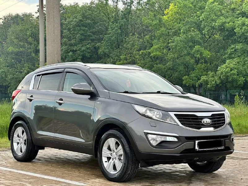 Kia sportage 2013год 4wd автомобиль в идеальном состоянии! вложений абсолютно не каких не требует, полностью обслужена, кузов весь в заводском окрасе, стекла все родные включая лобовое! пробег родной 110тыс, км любые проверки с вашей стороны приветствуется, двигатель 2.0 бензин коробка автомат самый простой и надежный как говорится! комплектация предмаксимальная! авто парковка старт стоп авто запуск с ключа двухзонный климат контроль управление на руле андроид система carplay подогрев сидений всех подключаемый полный привод складывание зеркал и многое другое! также два комплекта резины с документами полностью порядок продажа от собственника цена за данный автомобиль 1.285-000₽ ▶️смотреть больше фото◀️ возможно обмен на авто дешевле звоните +7949-551-6875 📲 tg: n_77 📞 звоните: +7(949)5516875 - фотография - 1