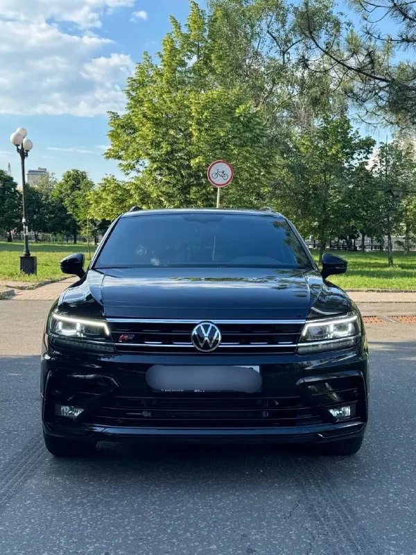 Volkswagen tiguan, r lain 2020 год. бензиновый мотор 2.0 литра, автоматическая 8-ми ступенчатая коробка переключения передач. пробег 108000 км. по комплектации: - бесключевой доступ, кнопка старт/стоп; - двухзонный климат контроль; - подогревы передних сидений; - электрорегулировка водительского сиденья; - круиз контроль; дистроник. - хорошая мультимедиа с камерой заднего вида, эппл карплэй и андроид авто; - датчики слепых зон, система предотвращения столкновений; - черный кожаный перфорированный салон; - длинная база - три ряда сидений, каждое из которых в очень хорошем состоянии. заводское остекление и безопасность. автомобиль находится в донецке, обслужен. переоформление без проблем. цена: 3 250 000 ₽ телефон:+79493162288. 📞 +79493162288 📲 tg: @dmitriy129n 📞 +7(949)3162288 📲 tg: @da83robot 📞 +7(949)3162288 📲 tg: @da83robot 📞 звоните: +7(949)3162288 - фотография - 2