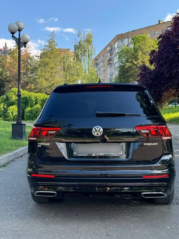Volkswagen tiguan, r lain 2020 год. бензиновый мотор 2.0 литра, автоматическая 8-ми ступенчатая коробка переключения передач. пробег 108000 км. по комплектации: - бесключевой доступ, кнопка старт/стоп; - двухзонный климат контроль; - подогревы передних сидений; - электрорегулировка водительского сиденья; - круиз контроль; дистроник. - хорошая мультимедиа с камерой заднего вида, эппл карплэй и андроид авто; - датчики слепых зон, система предотвращения столкновений; - черный кожаный перфорированный салон; - длинная база - три ряда сидений, каждое из которых в очень хорошем состоянии. заводское остекление и безопасность. автомобиль находится в донецке, обслужен. переоформление без проблем. цена: 3 250 000 ₽ телефон:+79493162288. 📞 +79493162288 📲 tg: @dmitriy129n 📞 +7(949)3162288 📲 tg: @da83robot 📞 +7(949)3162288 📲 tg: @da83robot 📞 звоните: +7(949)3162288 - фотография - 4
