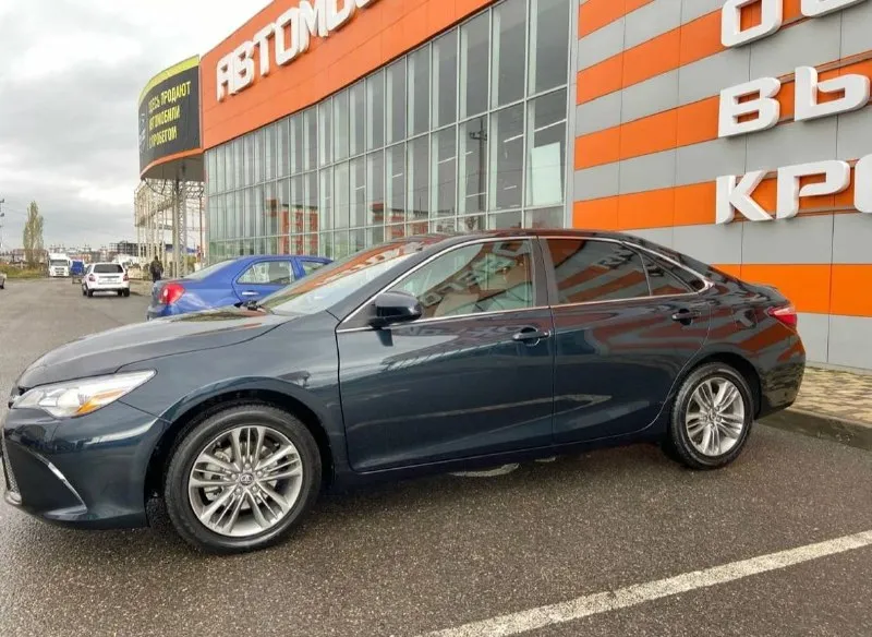 Toyota camry 55 ✅ год выпуска: 2016 ✅ тип двигателя: бензиновый, 2.5 ✅ пробег: 178000 км ✅ коробка передач: автомат + подрулевые лепестки. комплектация: • датчики света • электрорегулировка зеркал • электроподъёмники • кондиционер • сенсорный монитор с bluetooth, usb, aux • круиз-контроль • мультируль • датчики давления шин • электрорегулировка сиденья цена: 1.325000 юридически чист, вопросы по телефону: ☎️+79496735127 ☎️ - фотография - 1