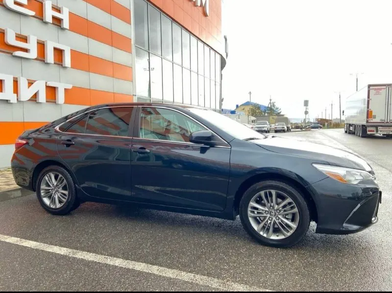 Toyota camry 55 ✅ год выпуска: 2016 ✅ тип двигателя: бензиновый, 2.5 ✅ пробег: 178000 км ✅ коробка передач: автомат + подрулевые лепестки. комплектация: • датчики света • электрорегулировка зеркал • электроподъёмники • кондиционер • сенсорный монитор с bluetooth, usb, aux • круиз-контроль • мультируль • датчики давления шин • электрорегулировка сиденья цена: 1.325000 юридически чист, вопросы по телефону: ☎️+79496735127 ☎️ - фотография - 2