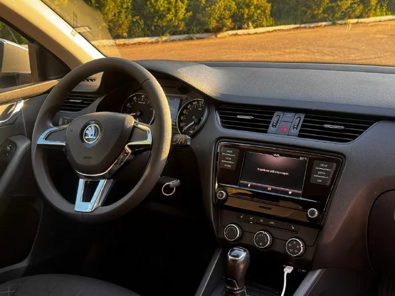 Skoda октавия 2017год. двигатель 1,6mpi. коробка автомат aisin. два ключа, два комплекта шин в отличном состоянии, сервисная книжка, история обслуживания. поменяны тормозные диски и колодки в круг. диагностическая карта имеется. очень надёжный и ухоженный автомобиль. цена 1.440.000, торг приветствуется, возможна покупка в кредит. осмотр макеевка скиф. +79858725185 +79490898837 📞 звоните: +7(949)0898837 - фотография - 4