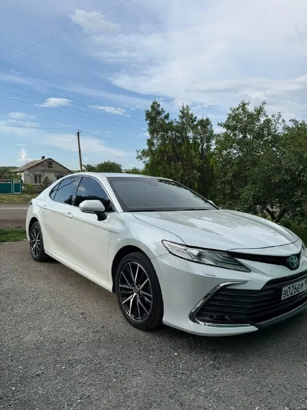 Продаётся toyota camry 75, белый перламутр цвет, полная комплектация. надёжный седан бизнес‑класса — идеальный выбор для деловых поездок и семейных путешествий. комплектация - мульти руль -обогрев и обдув сидений -3 зоный климат -датчики слепых зон -доводчики дверей - память сидений -адаптивный круиз контроль - 12 дюймовый планшет -обогрев руля -без ключевой доступ в общем самая полная комплектация для мотора 2,5 (оригинал не китай) в дтп машина не участвовала, вся в броне плёнке в родном окрасе включая бампера. доп функции, удержание полосы, распознавание знаков владею более 2 лет оформлена на меня пробег родной 84т обслуживания строго по регламенту цена- 4 500 000р торг минимальный, с продажей не спешу. связь +79494689735 звоните в любое время и только заинтересованым людям (обмен не предлагайте ) - фотография - 1