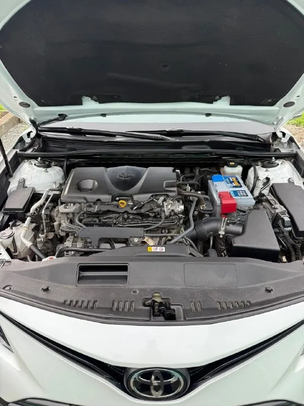 Продаётся toyota camry 75, белый перламутр цвет, полная комплектация. надёжный седан бизнес‑класса — идеальный выбор для деловых поездок и семейных путешествий. комплектация - мульти руль -обогрев и обдув сидений -3 зоный климат -датчики слепых зон -доводчики дверей - память сидений -адаптивный круиз контроль - 12 дюймовый планшет -обогрев руля -без ключевой доступ в общем самая полная комплектация для мотора 2,5 (оригинал не китай) в дтп машина не участвовала, вся в броне плёнке в родном окрасе включая бампера. доп функции, удержание полосы, распознавание знаков владею более 2 лет оформлена на меня пробег родной 84т обслуживания строго по регламенту цена- 4 500 000р торг минимальный, с продажей не спешу. связь +79494689735 звоните в любое время и только заинтересованым людям (обмен не предлагайте ) - фотография - 10