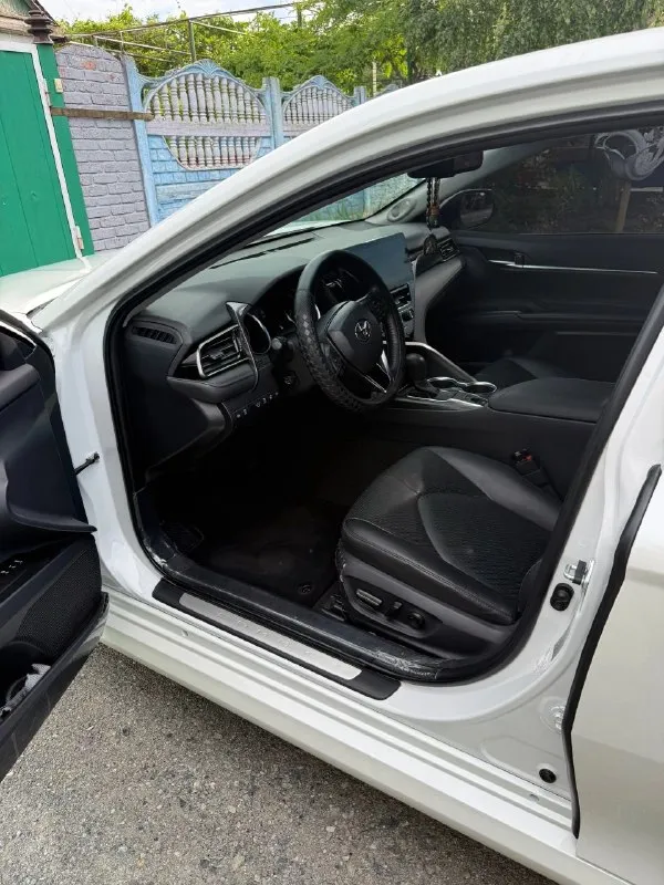 Продаётся toyota camry 75, белый перламутр цвет, полная комплектация. надёжный седан бизнес‑класса — идеальный выбор для деловых поездок и семейных путешествий. комплектация - мульти руль -обогрев и обдув сидений -3 зоный климат -датчики слепых зон -доводчики дверей - память сидений -адаптивный круиз контроль - 12 дюймовый планшет -обогрев руля -без ключевой доступ в общем самая полная комплектация для мотора 2,5 (оригинал не китай) в дтп машина не участвовала, вся в броне плёнке в родном окрасе включая бампера. доп функции, удержание полосы, распознавание знаков владею более 2 лет оформлена на меня пробег родной 84т обслуживания строго по регламенту цена- 4 500 000р торг минимальный, с продажей не спешу. связь +79494689735 звоните в любое время и только заинтересованым людям (обмен не предлагайте ) - фотография - 4